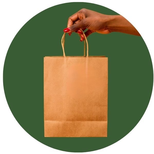 mano sosteniendo bolsa fondo verde
